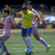 Debinha durante partida entre Brasil e Japão em amistoso de futebol feminino