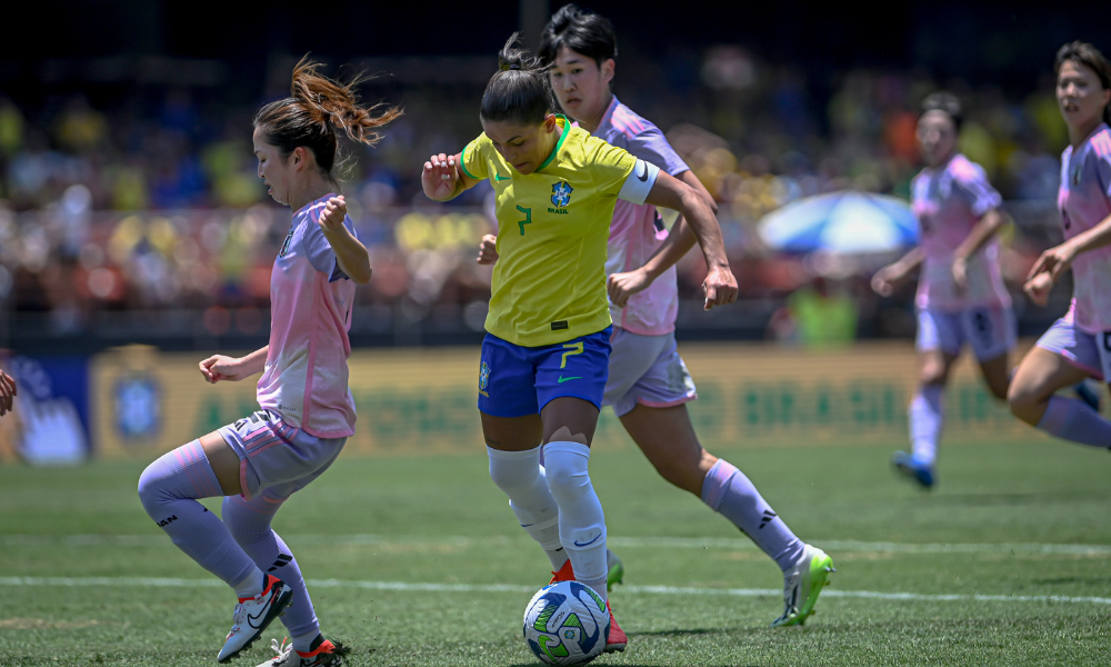 Debinha durante partida entre Brasil e Japão em amistoso de futebol feminino