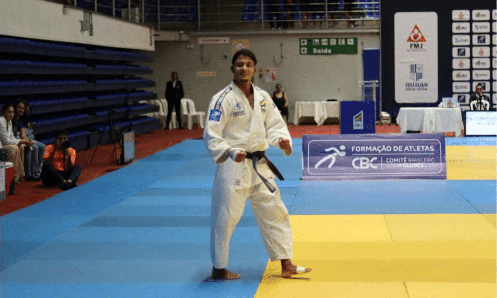 Diego Ismael olha para foto após título do Minas no Troféu Brasil de judô