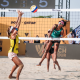 Duda e Ana Patrícia em ação no Finals de vôlei de praia; Ana Patrícia, de verde, ataca bola na rede enquanto letã, de amarelo, tenta defender