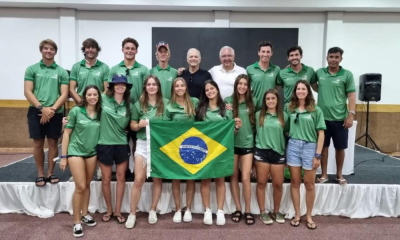 Equipe brasileira do Mundial da Juventude de Vela com presidente do COB