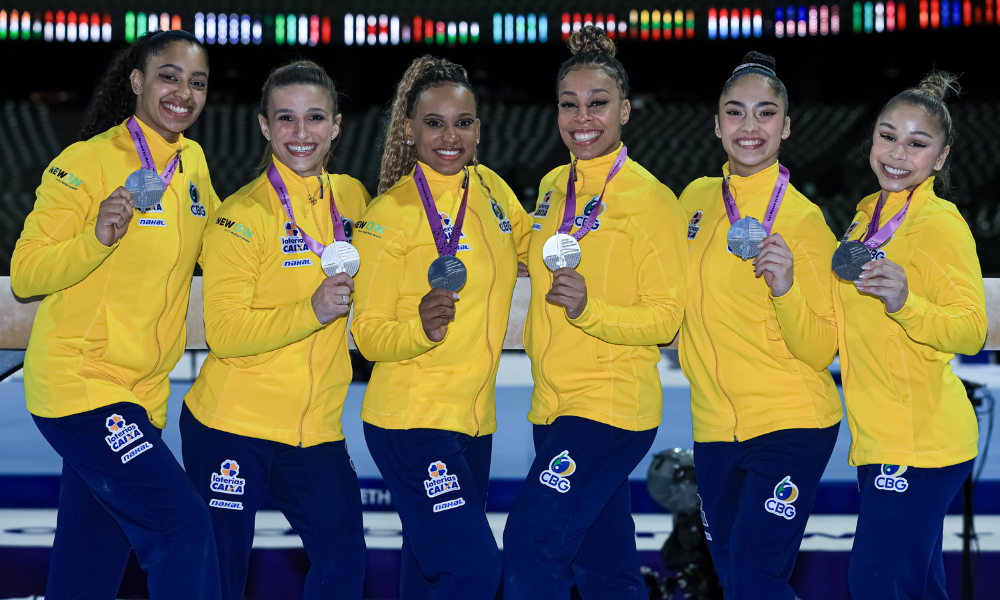 Equipe feminina de ginástica artística do Brasil com medalha no Mundial (Ricardo Bufolin/CBG)