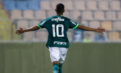 Estevão Willian está de costas e braços abertos após marcar gol por competição sub-17
