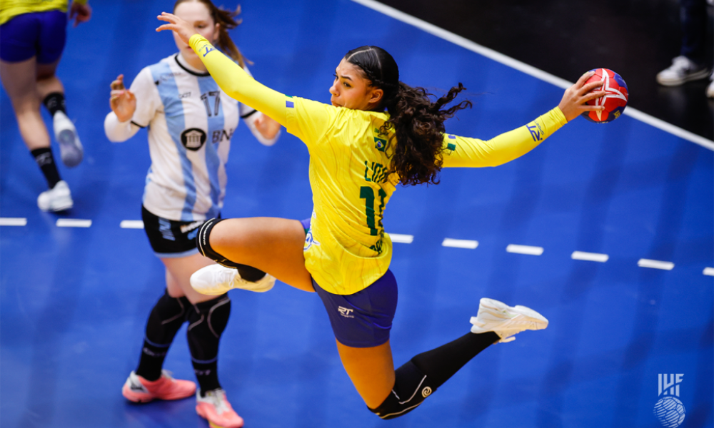 Fernanda Lima salta para finalizar em jogo Brasil x Argentina no Campeonato Mundial de handebol feminino