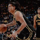 Gui Santos em ação em duelo do Golden State Warriors contra o Portland Trail Blazers na NBA