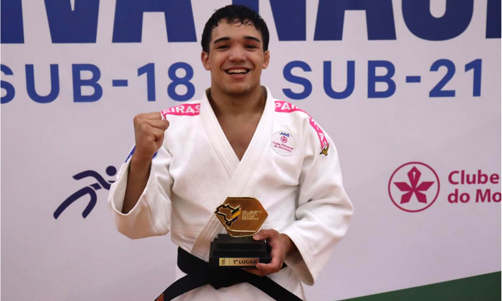 Na imagem, Guilherme de Oliveira comemorando com seu troféu.