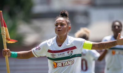 Helô comemora gol do Fluminense na bandeirinha de escanteio em jogo da Copinha Feminina