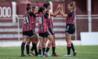 Jogadoras do São Paulo comemoram gol em jogo da Copinha Feminina de futebol