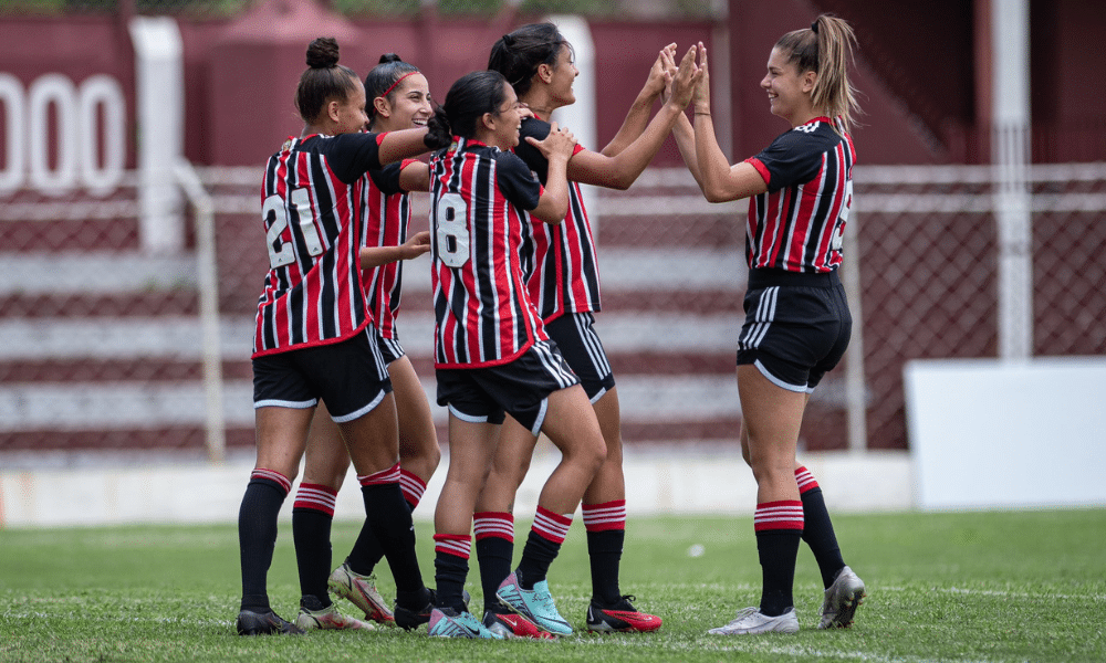 Jogadoras do São Paulo comemoram gol em jogo da Copinha Feminina de futebol