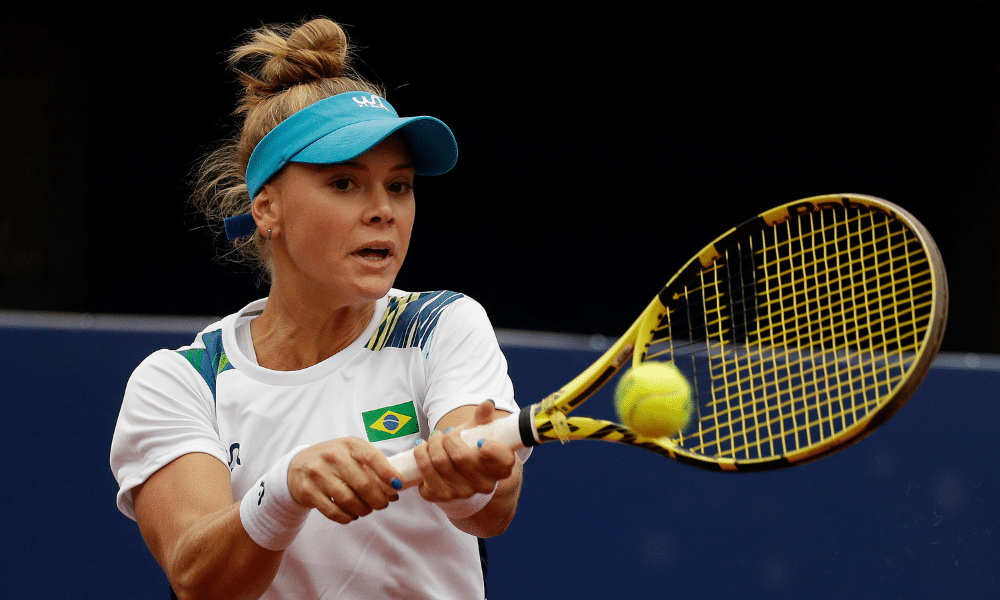 Laura Pigossi rebate bolinha com a raquete na mão; ela e Felipe Meligeni estão inscritos no quali do Australian Open