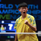 Leonardo Iizuka vibra após ponto no Mundial de Jovens de tênis de mesa