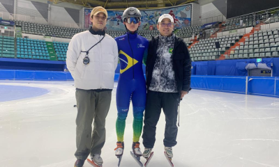 Lucas Koo pousa para foto com treinadores durante etapa de Seul da Copa do Mundo de patinação de velocidade em pista curta - 500m