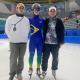 Lucas Koo pousa para foto com treinadores durante etapa de Seul da Copa do Mundo de patinação de velocidade em pista curta - 500m