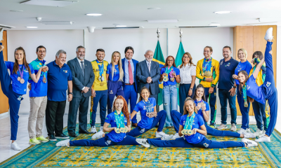 Presidente Lula ao lado de atletas brasileiros que disputaram os Jogos Pan e Parapan-Americanos