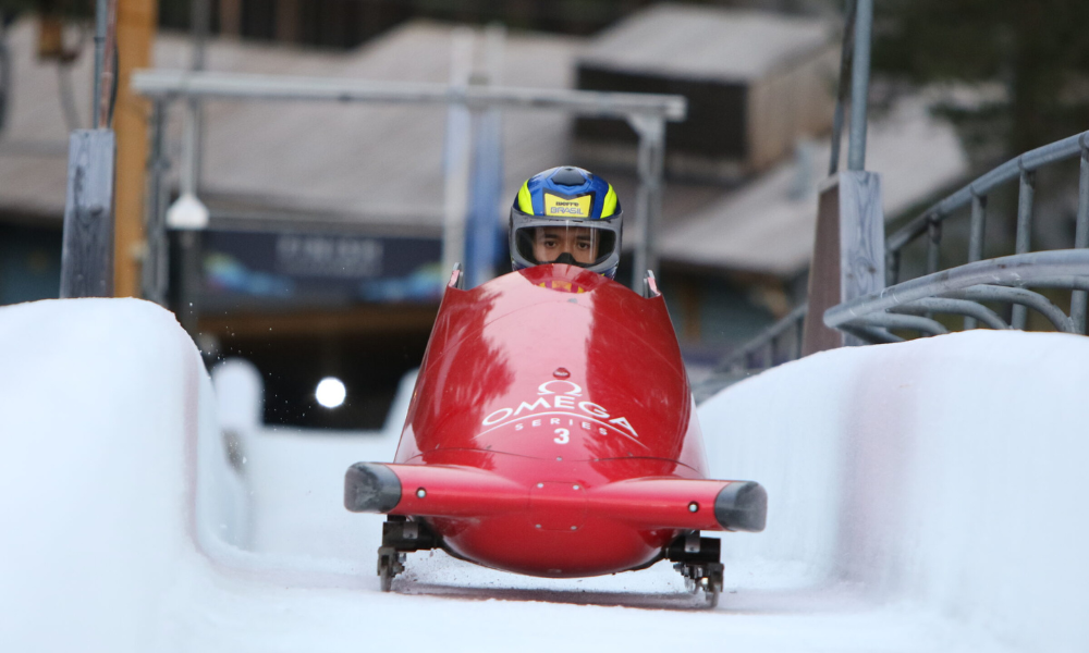 André Luis da Silva desce pista de bobsled na Noruega. Ele se classificou para Gangwon-2024