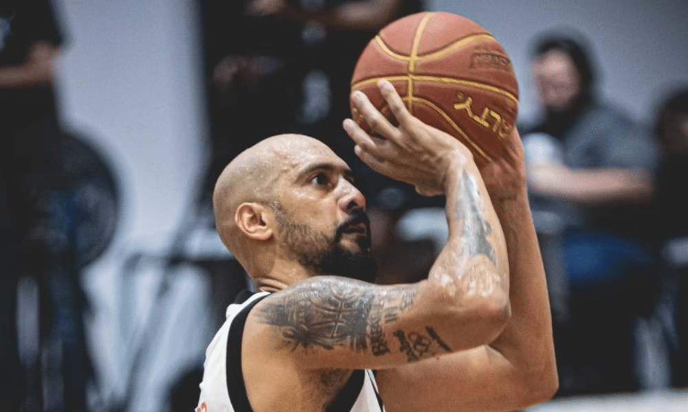 Marquinhos arremessa bola em jogo do Vasco contra o Fortaleza no NBB; São Paulo e Brasília