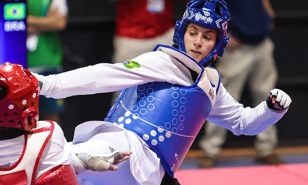 Na imagem, Milena Titoneli do taekwondo aplicando um chute na adversária medalha de prata mundial de taekwondo
