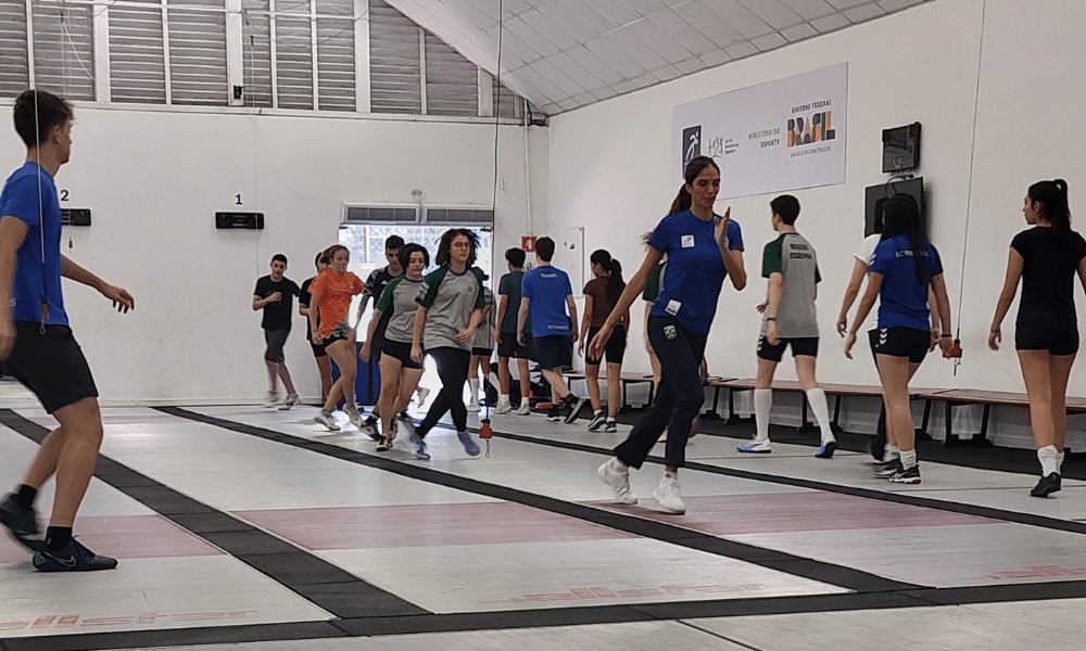 Nathalie Moellhausen durante estágio de treinamento de esgrima para a base no Pinheiros