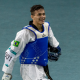 Nathan Torquato segura o capacete e sorri, para o alto. Ele garantiu uma vaga para o Brasil no parataekwondo dos Jogos Paralímpicos de Paris-2024