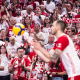 Jogador de vôlei da Polônia faz saque com torcida ao fundo; país receberá finais da Liga das Nações de 2024 - a VNL