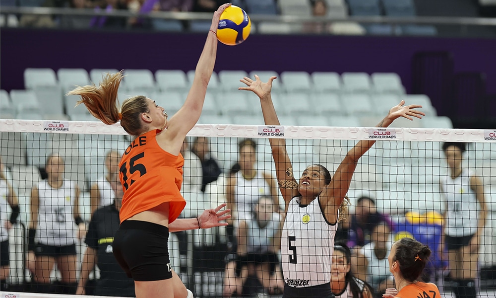 Na imagem, jogadora do Eczacibasi atacando por cima do bloqueio do Praia Clube.