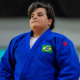 Rebeca Silva, de judogi azul, olha fixamente para frente durante disputa do Grand Prix de Tóquio de judô paralímpico