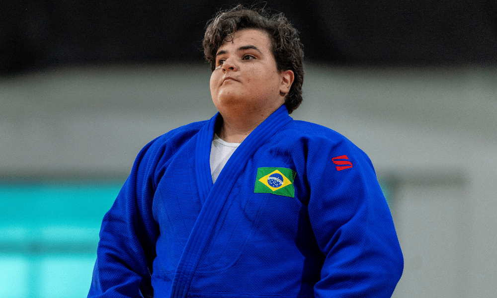 Rebeca Silva, de judogi azul, olha fixamente para frente durante disputa do Grand Prix de Tóquio de judô paralímpico