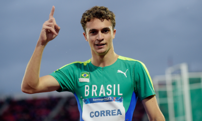 Renan Gallina olha para a câmera e aponta para o céu após vitória nos 200m dos Jogos Pan-Americanos de Santiago-2023
