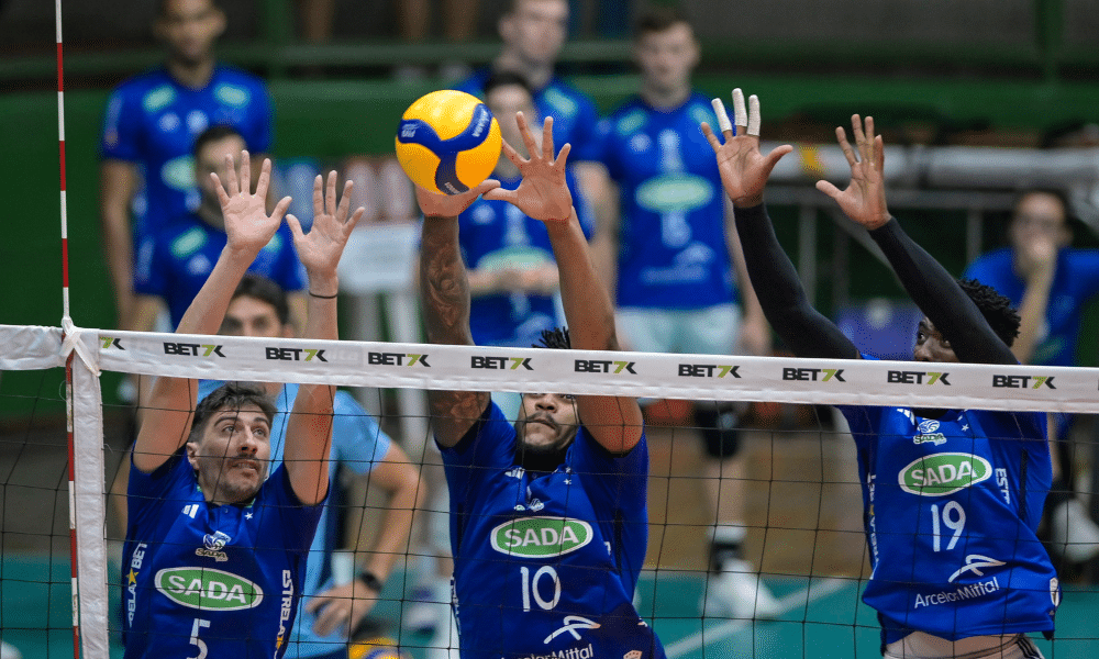 Jogadores do Sada Cruzeiro fazem bloqueio durante partida antes do Mundial de Clubes de vôlei masculino - ao vivo