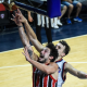 Fischer, do São Paulo, tenta bandeja contra atleta do Nacional na BCLA - Champions League de basquete