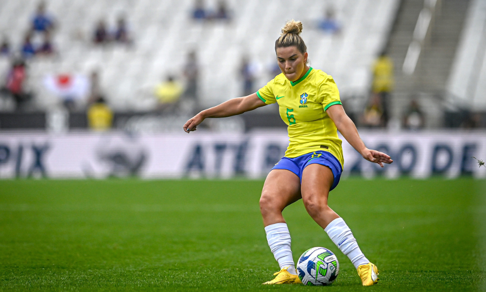 Tamires durante partida da seleção brasileira de futebol feminino contra o Japão