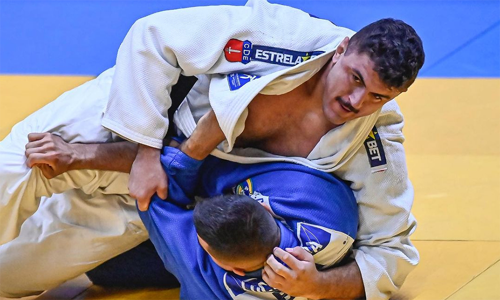 Na imagem, Tiago Palmini finalizando golpe contra adversário.