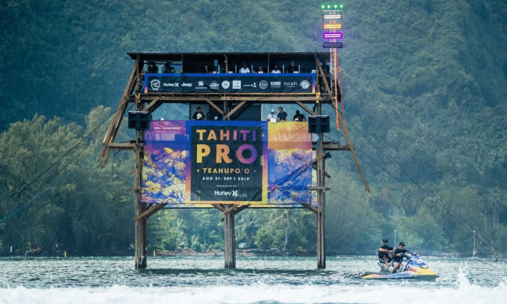 Torre de surfe em Teahupo'o, no Taiti, que não será utilizada nos Jogos Olímpicos de Paris-2024 após alternativa da ISA