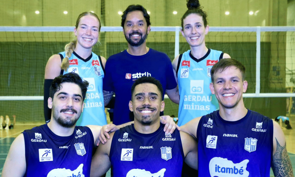 William Arjona pousa para foto ao lado de levantadores do Minas Tênis Clube
