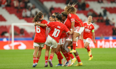 Jogadoras do Benfica comemoram gol na Champions League de futebol feminino