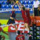 Jogadores de Sesi Bauru e Blumenau disputam bola na rede em jogo da Superliga Masculina de vôlei