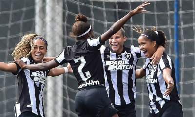 Jogadoras do Botafogo comemoram gol contra o Corinthians na Copinha Feminina