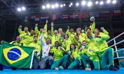 atletas e comissão técnica do boxe brasileiro pousam para foto em cima do ringue dos jogos pan-americanos santiago-2023