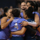 Jogadoras do Barueri comemoram ponto contra o Bluvôlei em jogo da Superliga Feminina de vôlei