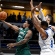 Mateus Buiú tenta fazer uma bandeja no jogo entre Cerrado e Minas no Novo Basquete Brasil NBB - jogador sofreu racismo ao final do jogo