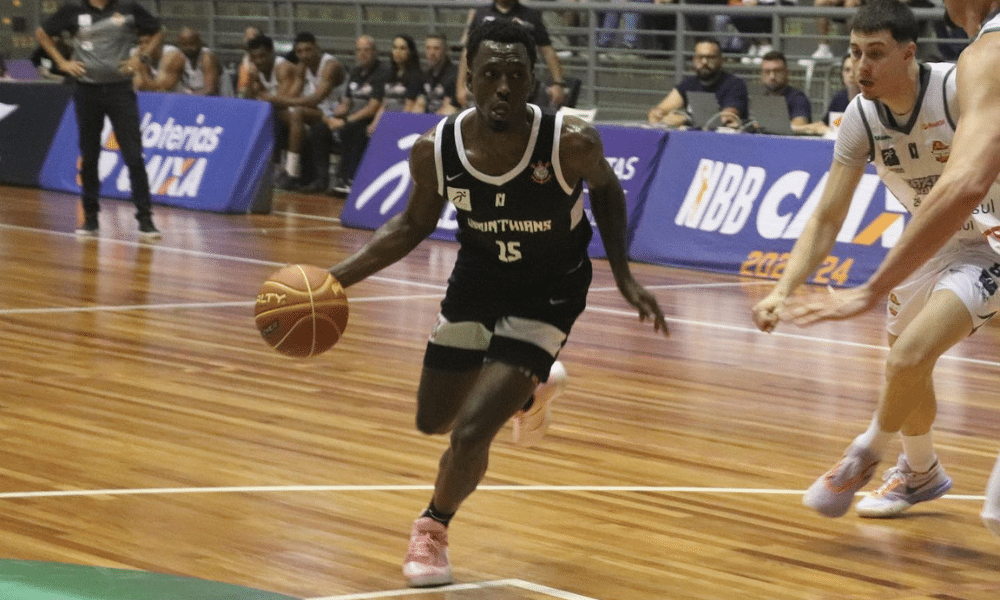 Clark, do Corinthians, conduz a bola no jogo contra o Caxias do Sul no NBB
