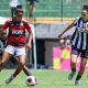 Jogadora do Flamengo conduz a bola marcada por atleta do Botafogo na final da Copinha Feminina