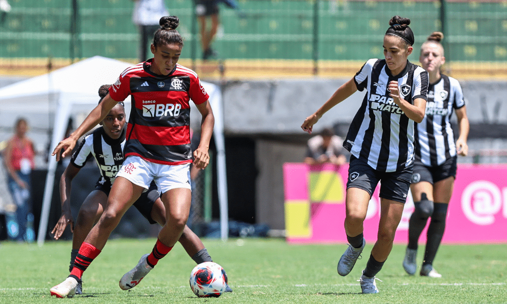 Jogadora do Flamengo conduz a bola marcada por atleta do Botafogo na final da Copinha Feminina