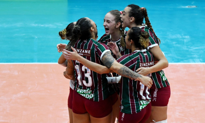 Jogadoras do Fluminense comemoram ponto contra o Maringá na Superliga Feminina de vôlei