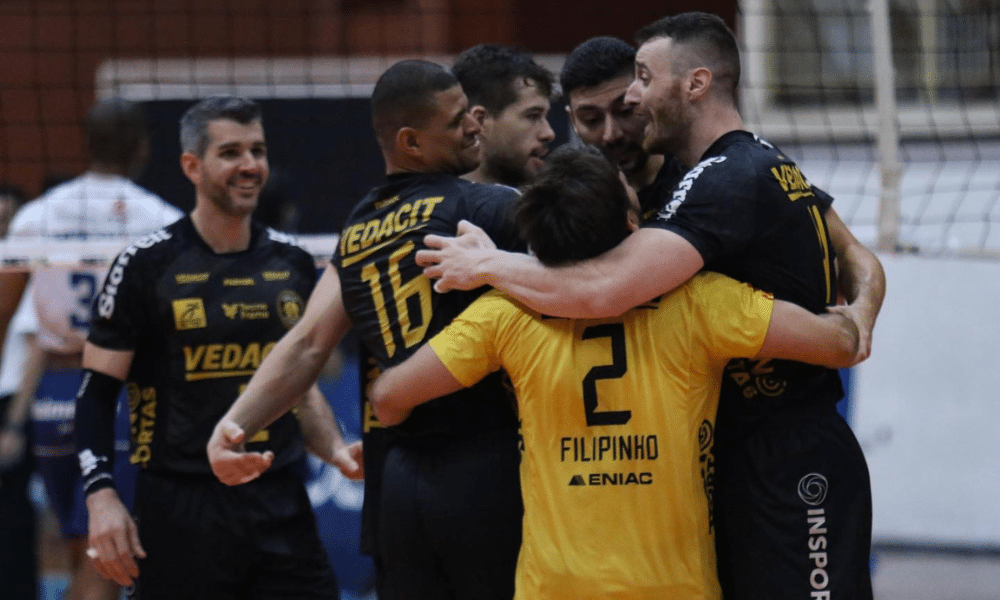 Jogadores do Vedacit Guarulhos comemoram vitória sobre o Minas na Superliga tabela paulista de vôlei masculino