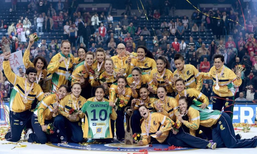 Seleção brasileira comemora título no Campeonato Mundial de Handebol feminino de 2013
