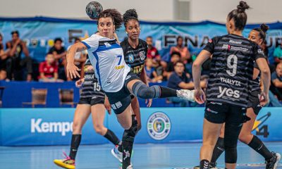 Equipe de handebol feminino do Pinheiros vence Liga Nacional contra Nacional-SC na arena carioca do rio de janeiro