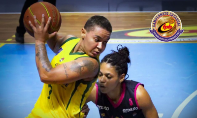 Lays, do Santo André, carrega a bola marcada por atleta do Unimed Campinas. Equipe irá jogar contra Sesi Araraquara na final do Paulista de basquete feminino