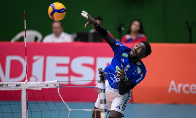 López. do Sada Cruzeiro, ataca bola no jogo contra o Minas na Superliga Masculina de vôlei