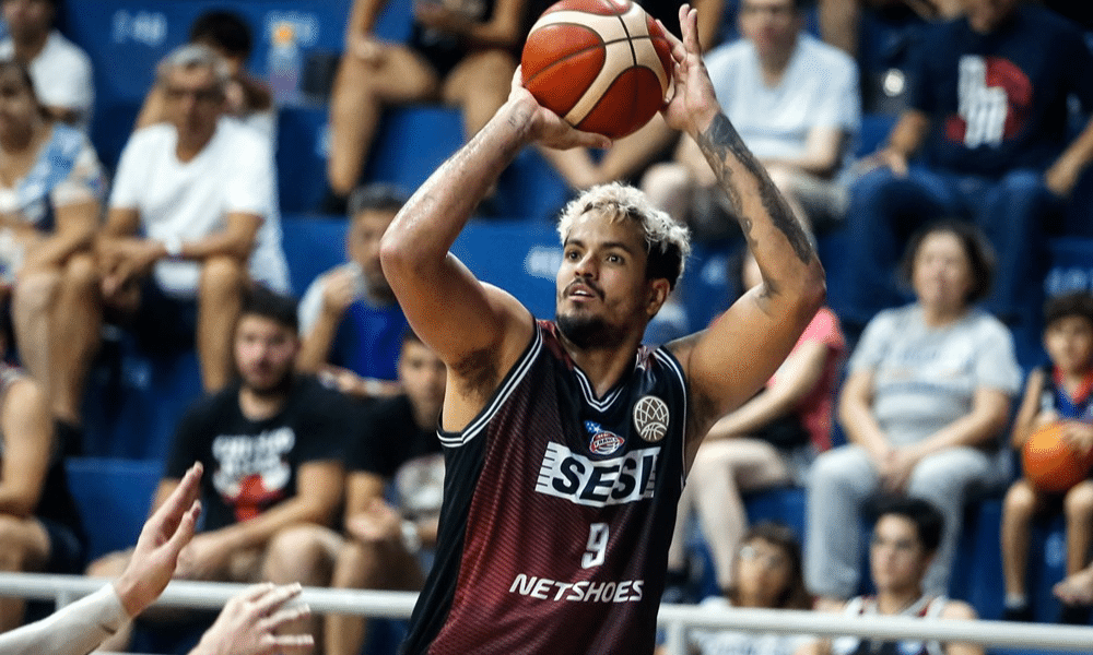Lucas Dias, do Sesi Franca, faz arremesso em jogo contra o Obras Sanitárias na BCLA